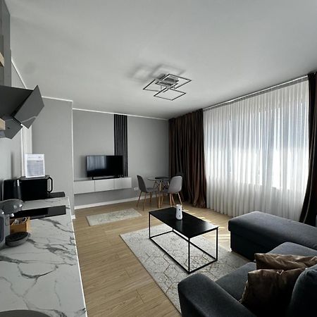 Em02- Apartament 2 Camere Luxury Târgu Jiu エクステリア 写真