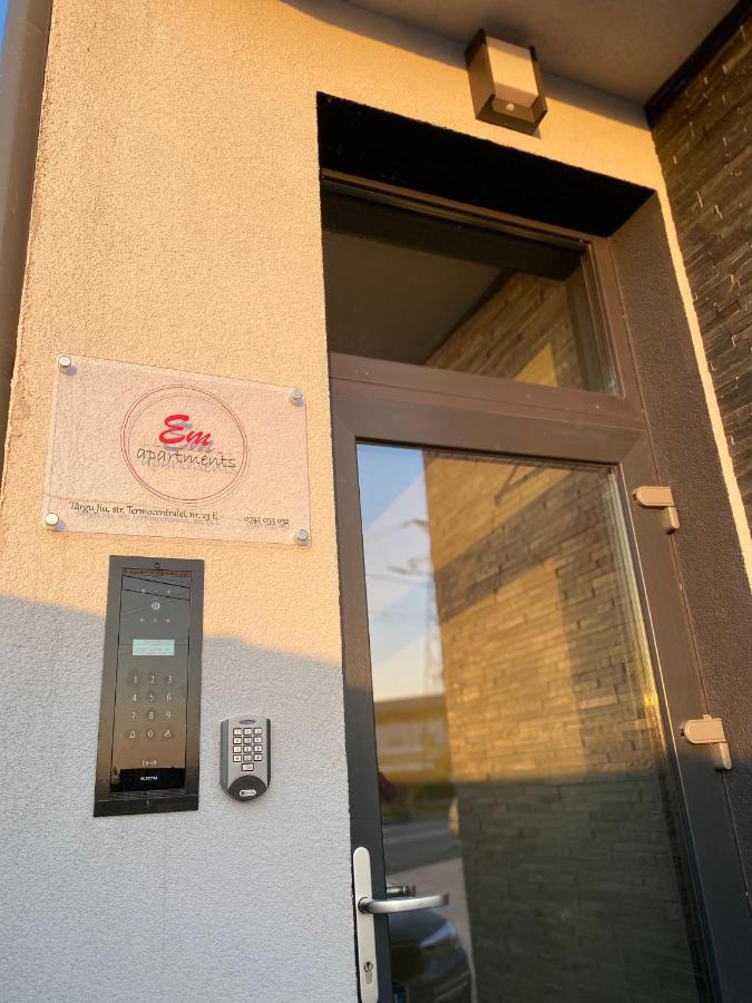 Em02- Apartament 2 Camere Luxury Târgu Jiu エクステリア 写真