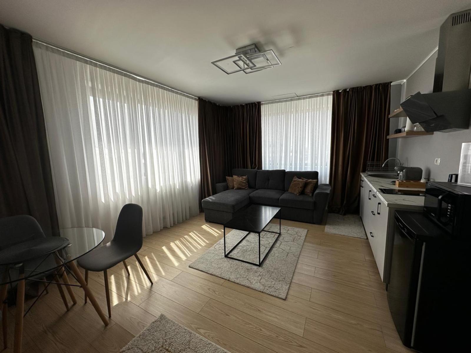 Em02- Apartament 2 Camere Luxury Târgu Jiu エクステリア 写真