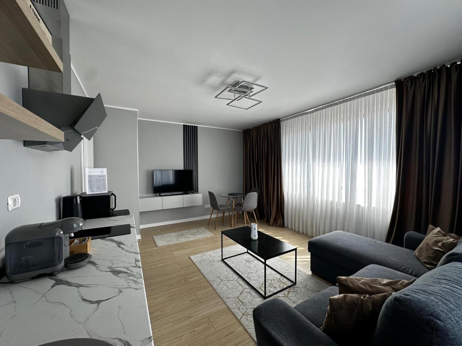 Em02- Apartament 2 Camere Luxury Târgu Jiu エクステリア 写真